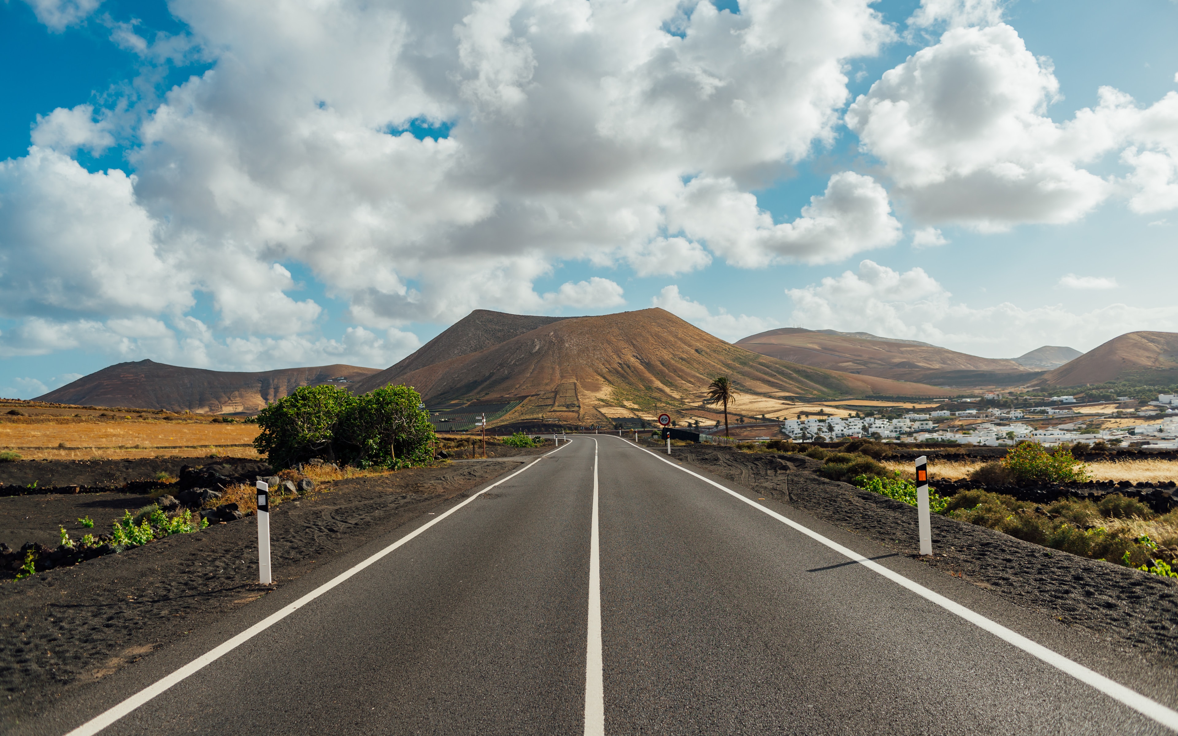 Imagen de la carretera de Yaiza, con volcanes de fondo