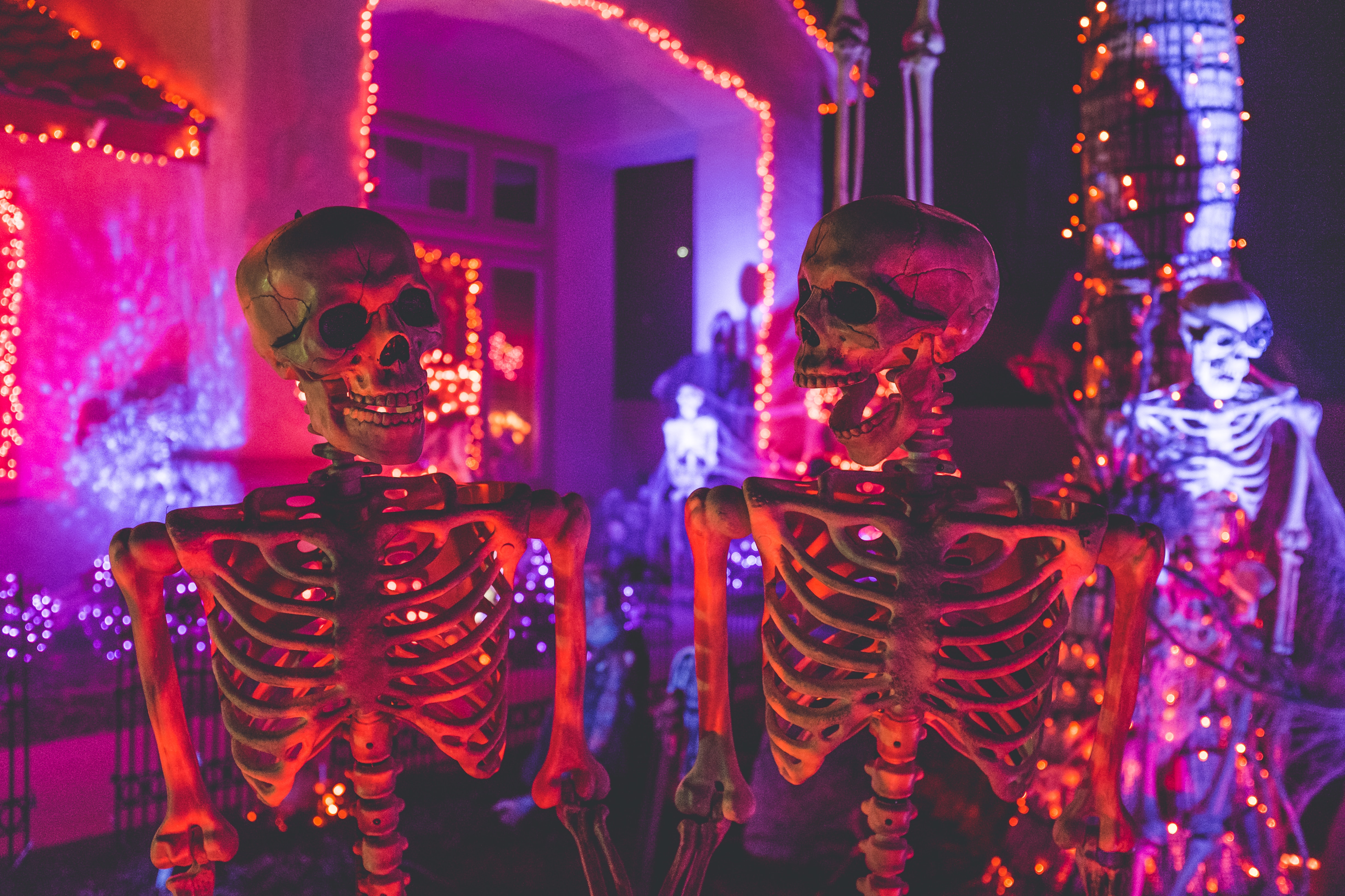 dos esqueletos en una casa colorida de halloween