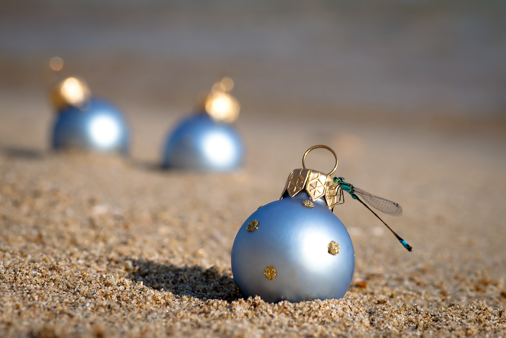 bolas de navidad en la playa